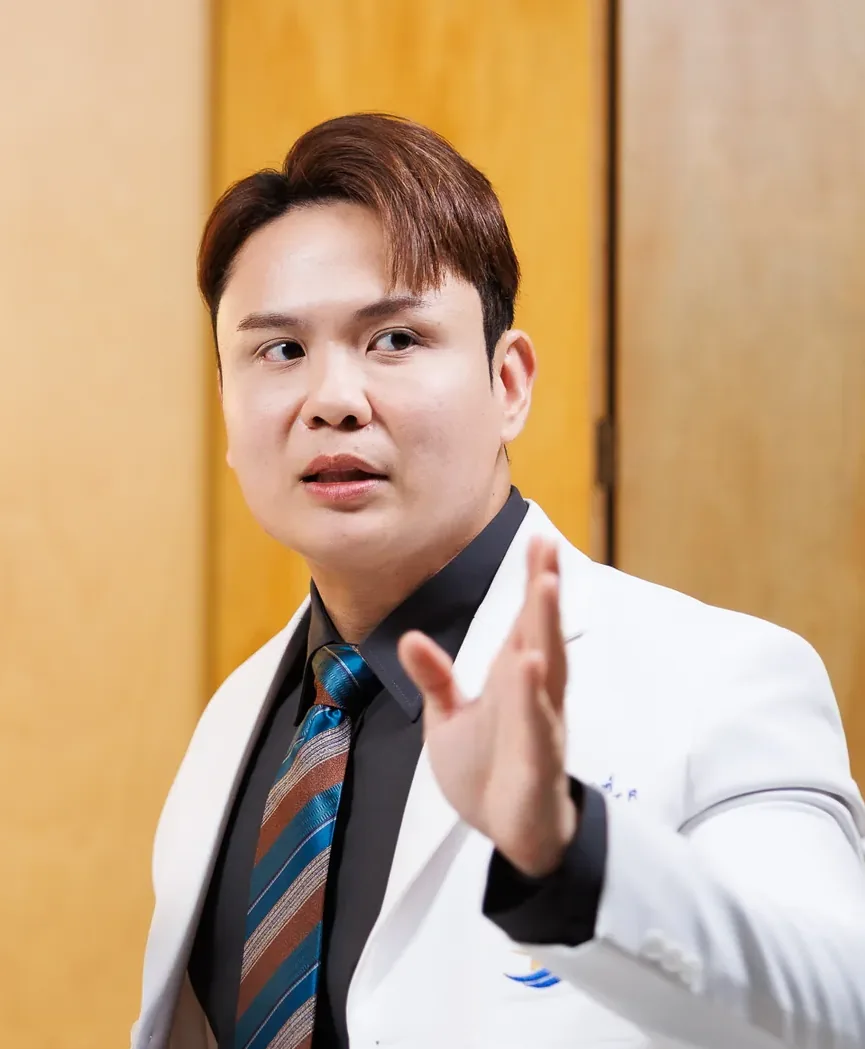 หมอซันกำลังอธิบายแนวทางการรักษา